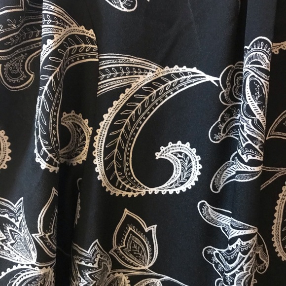 Maxi dress. Black and white paisley Ruffle bottom - Picture 2 of 8